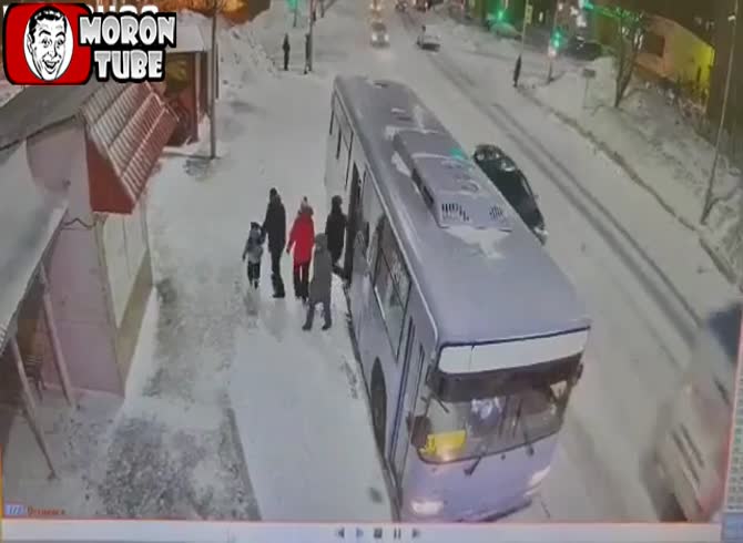 Video :A bus driver rushes off and smashes a passenger's legs (Warning - disturbing)